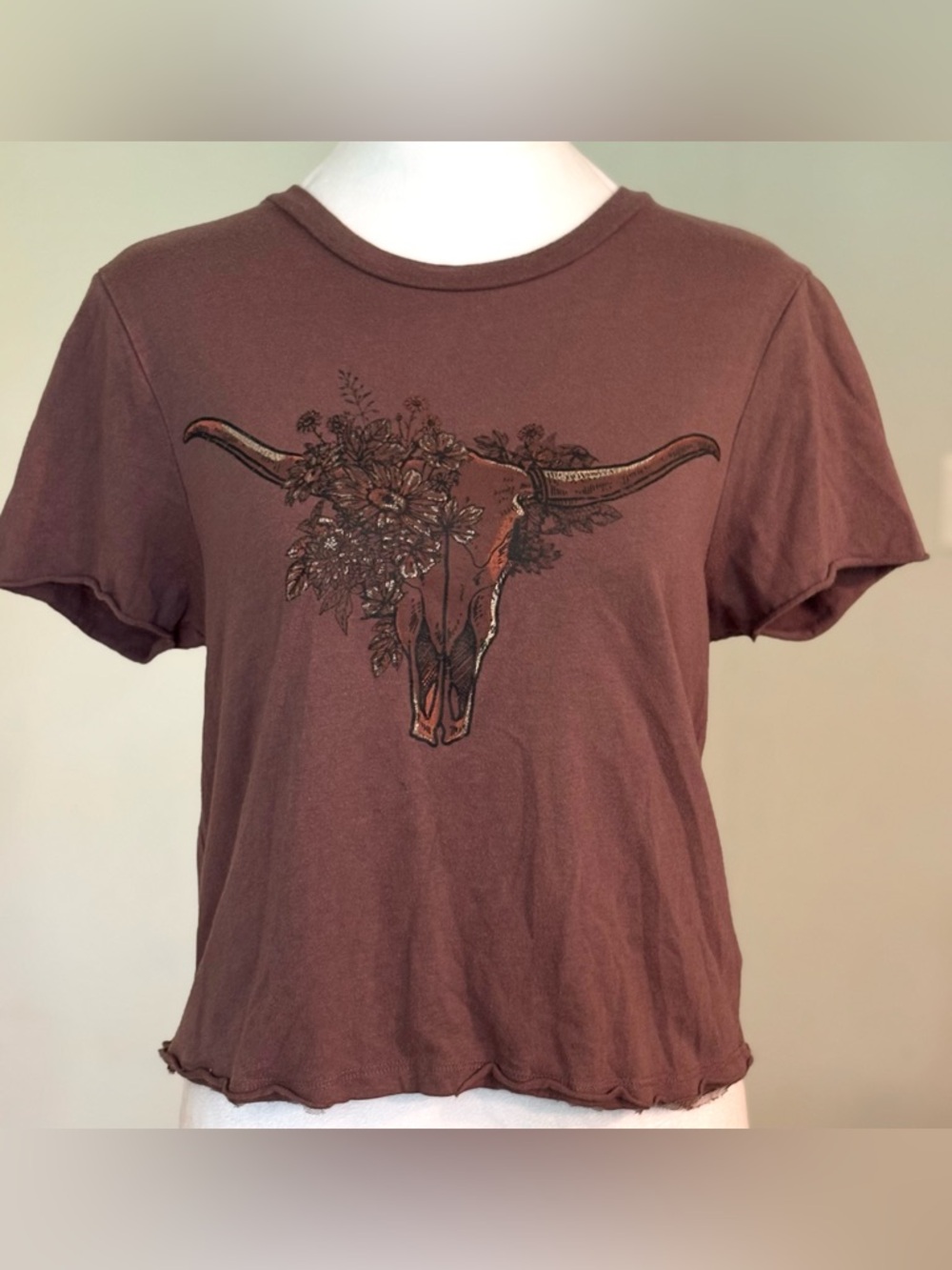Western Cropped Graphic Tee, Brown Steer with Flowers, Size Small